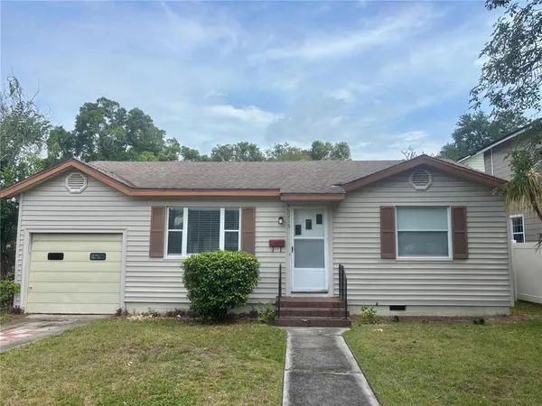 a view of a house with a yard