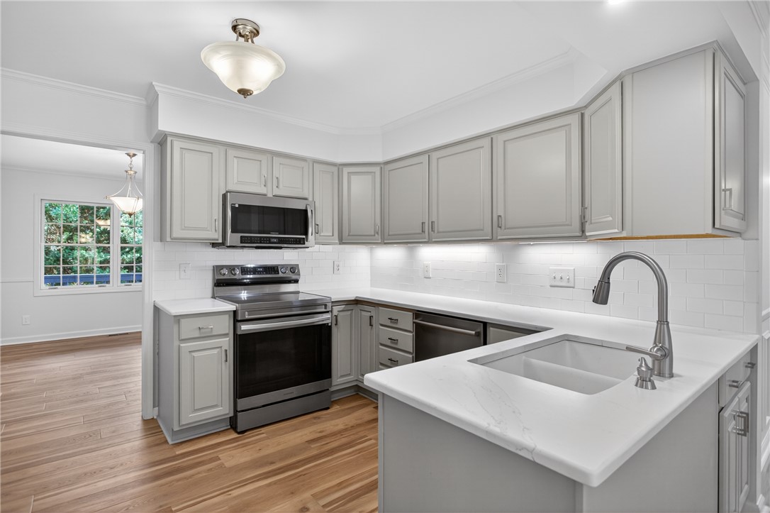 9 Lookout Lane Salem, SC 29676 - Photo 4 of 46 Modern kitchen with white countertops and stainless steel appliances.