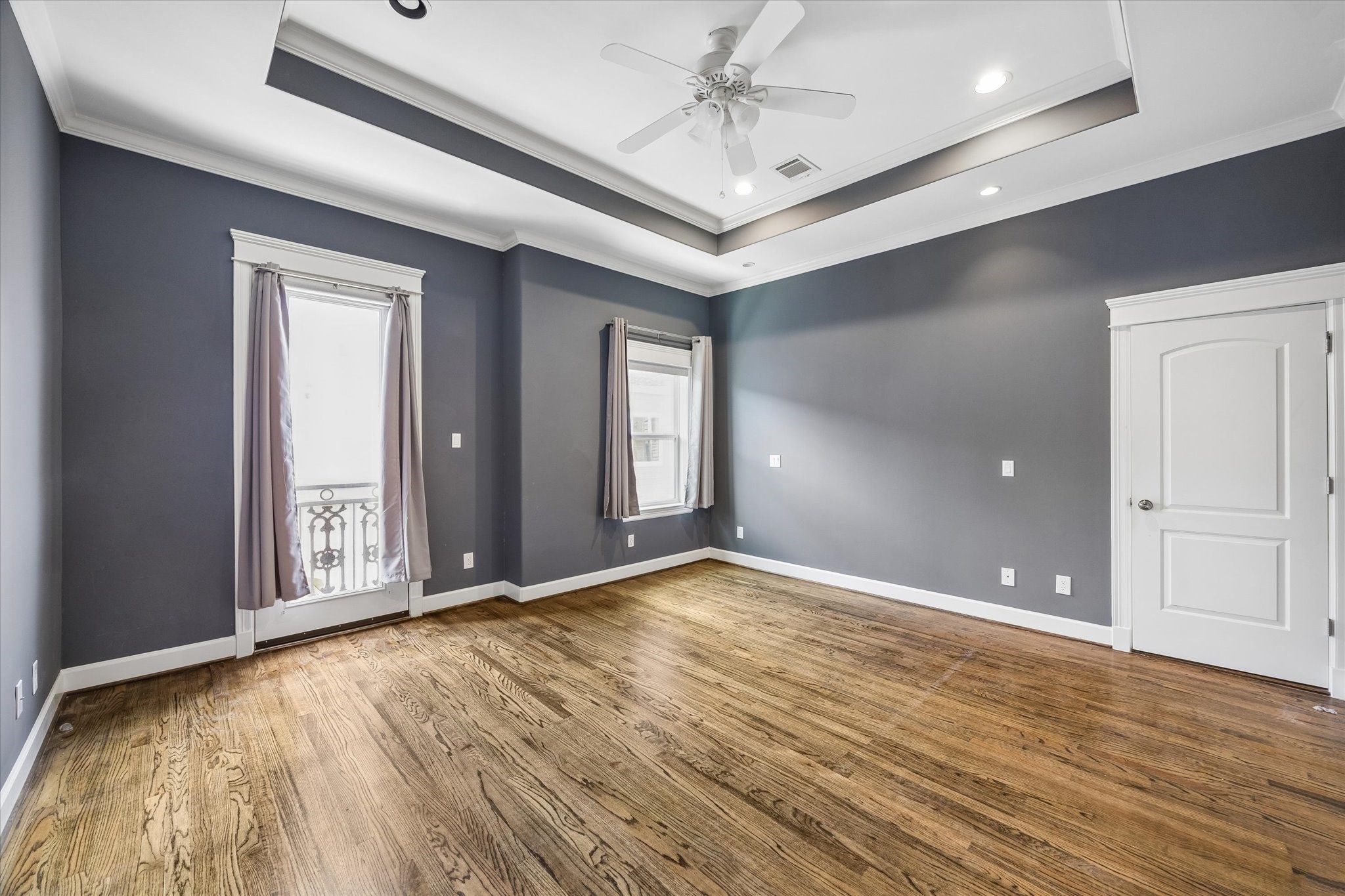 609 Rutland Street, Unit F Houston, TX 77007 - Photo 7 of 20 Primary Suite with Juliet balcony
