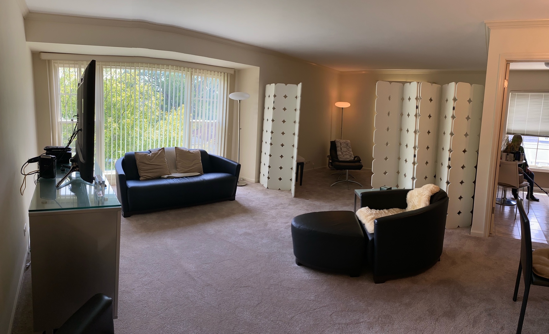 601 Ridge Road, Unit 402 Wilmette, IL 60091 - Photo 8 of 19 a living room with furniture and a large window