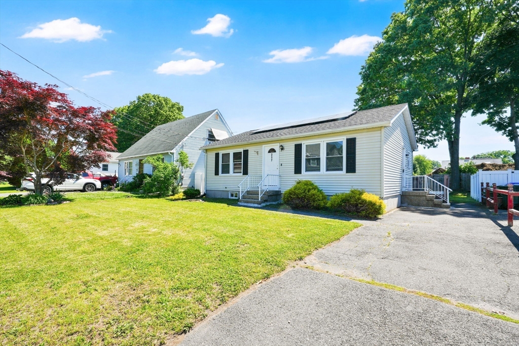 217 Mazarin Street Springfield, MA 01151 - Photo 3 of 33