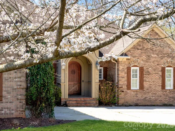 a view of a house with backyard and garden