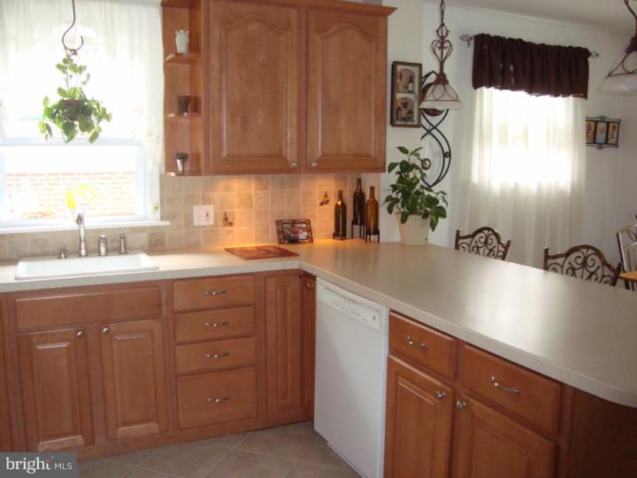 3828 Andrea Road Philadelphia, PA 19154 - Photo 6 of 17 Kitchen