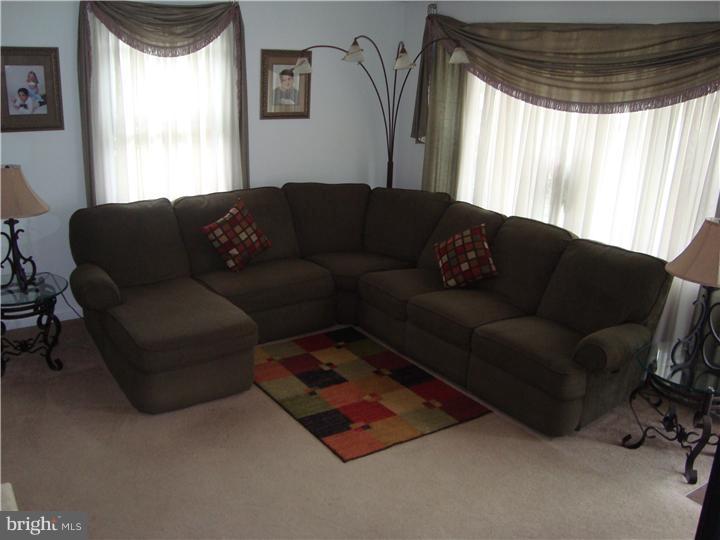 3828 Andrea Road Philadelphia, PA 19154 - Photo 8 of 17 Living Room