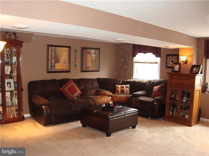 3828 Andrea Road Philadelphia, PA 19154 - Photo 9 of 17 Family Room
