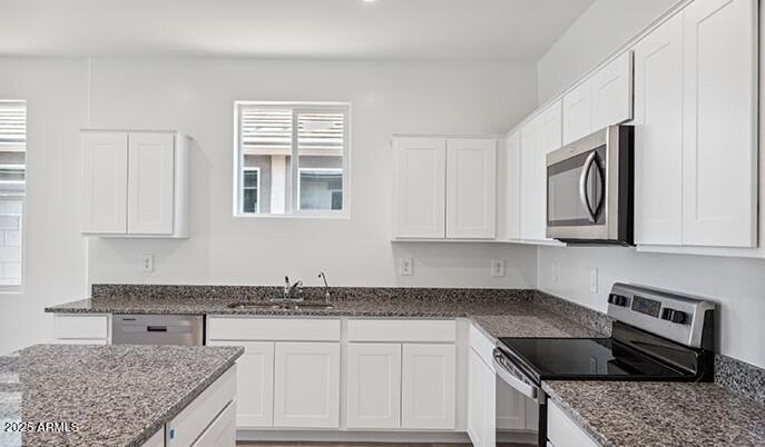 8535 West Clemente Way Florence, AZ 85132 - Photo 4 of 36 02_Kitchen