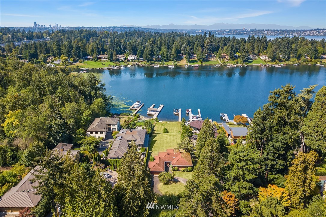 8809 Northeast 34th Street Yarrow Point, WA 98004 - Photo 2 of 7