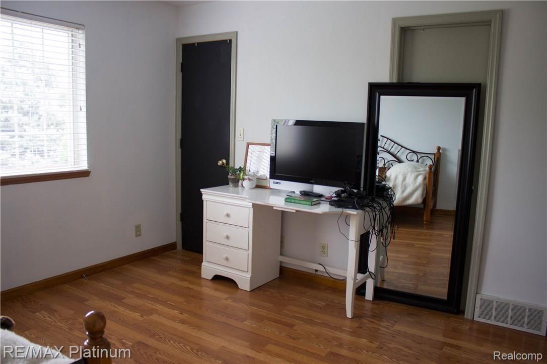 5761 Milett Road Fowlerville, MI 48836 - Photo 9 of 30 3.jpg