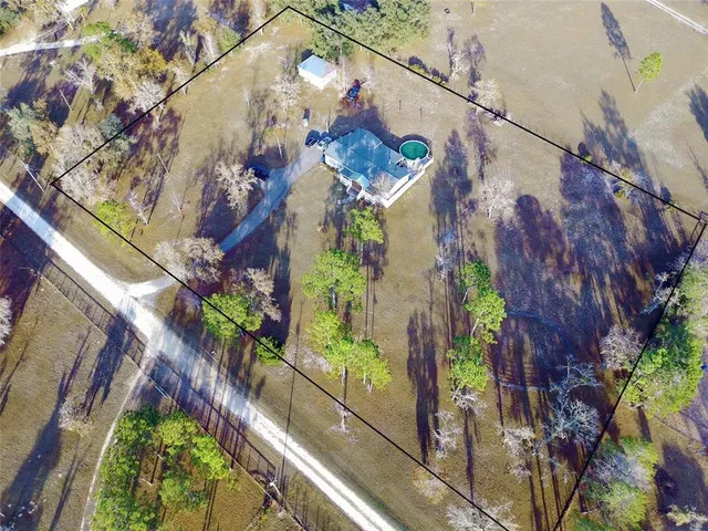 a view of entryway with flower