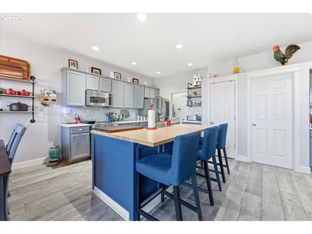 $389,999 | 21601 Northeast Willow Glen Road, Fairview, OR 97024