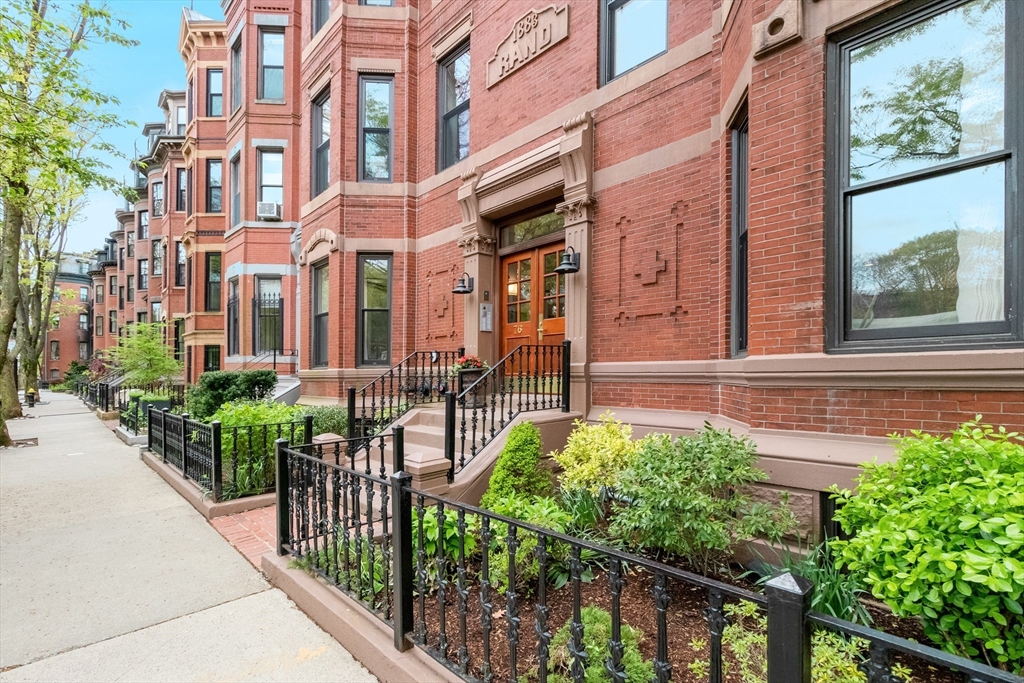 76 West Rutland Square, Unit 104 Boston, MA 02118 - Photo 22 of 23 a view of a building with a garden