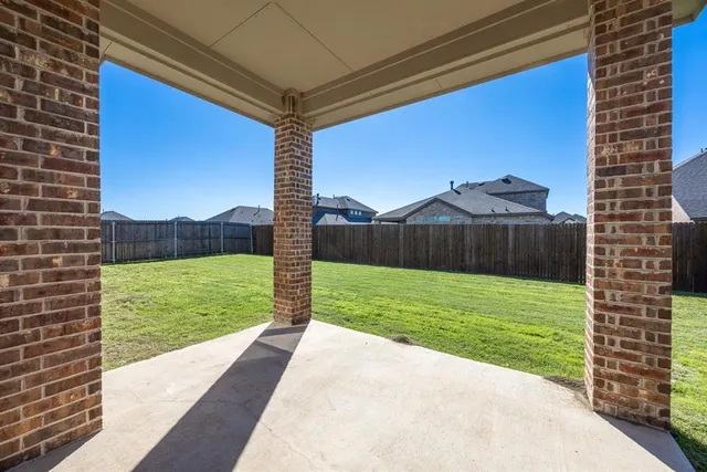 a view of a back yard