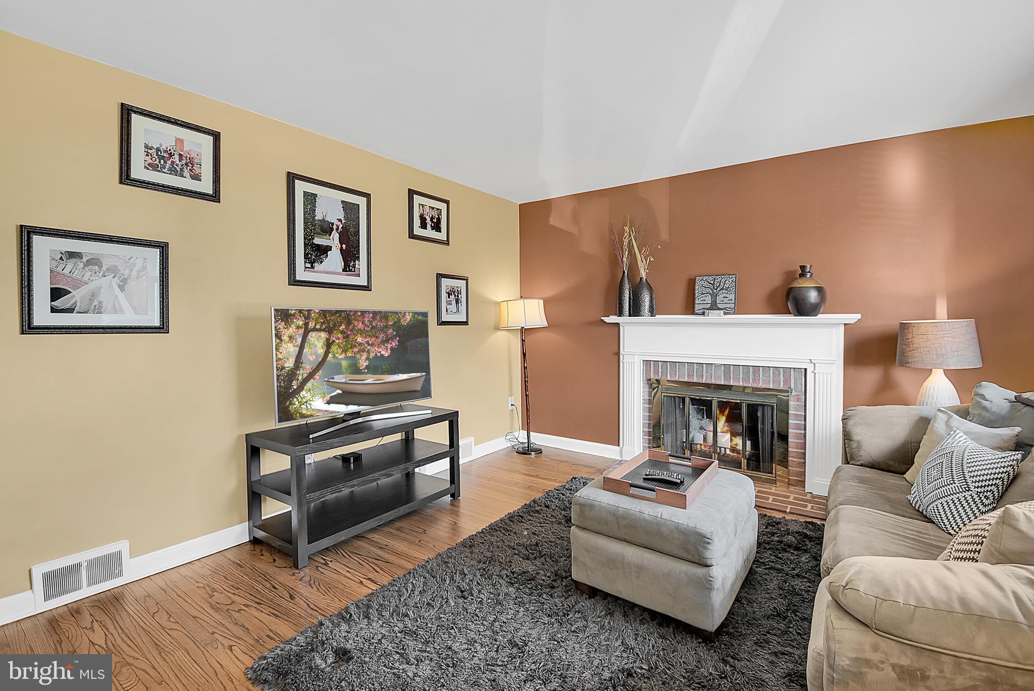 18 South Malin Road Broomall, PA 19008 - Photo 2 of 25 Living room