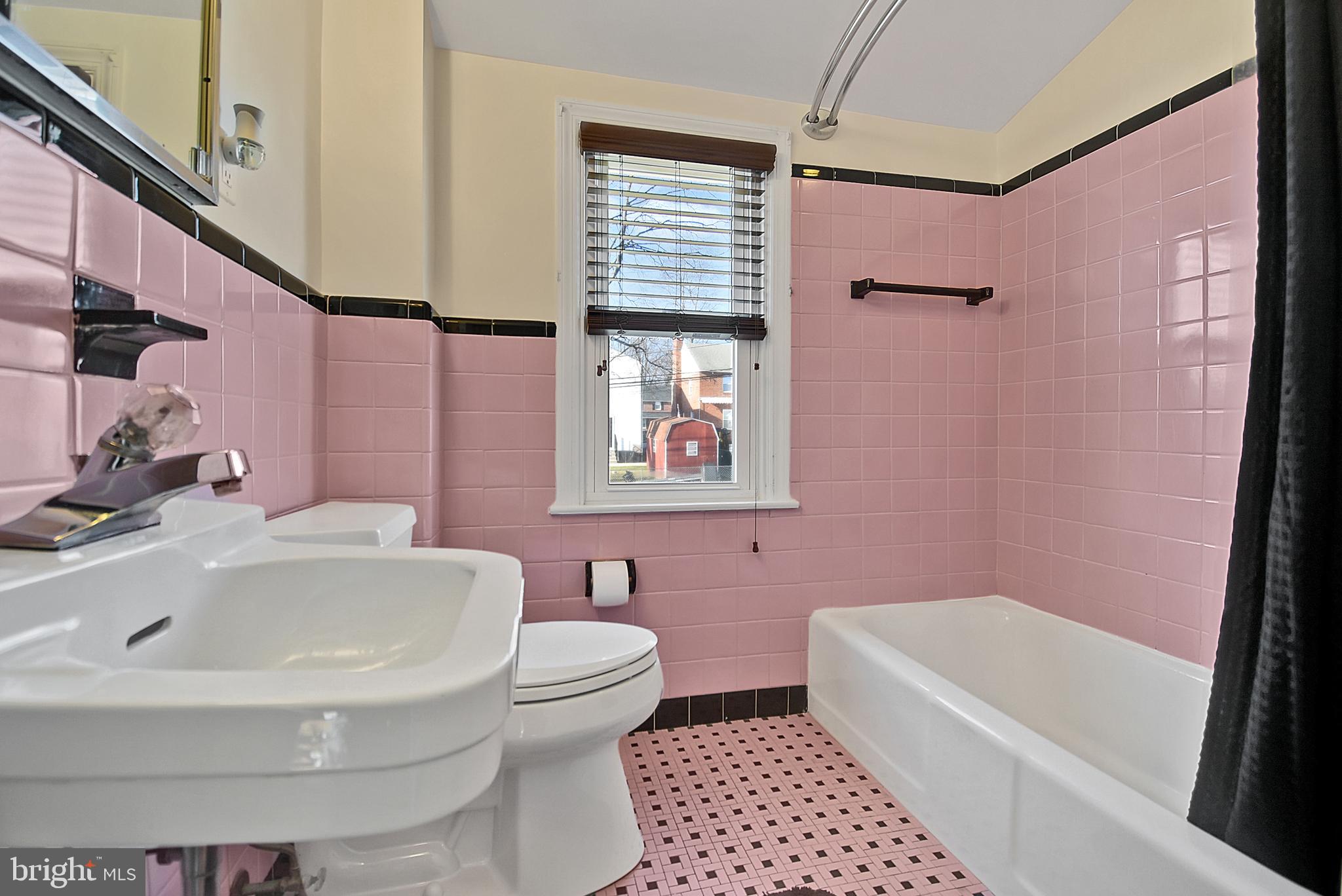 18 South Malin Road Broomall, PA 19008 - Photo 15 of 25 Full bathroom