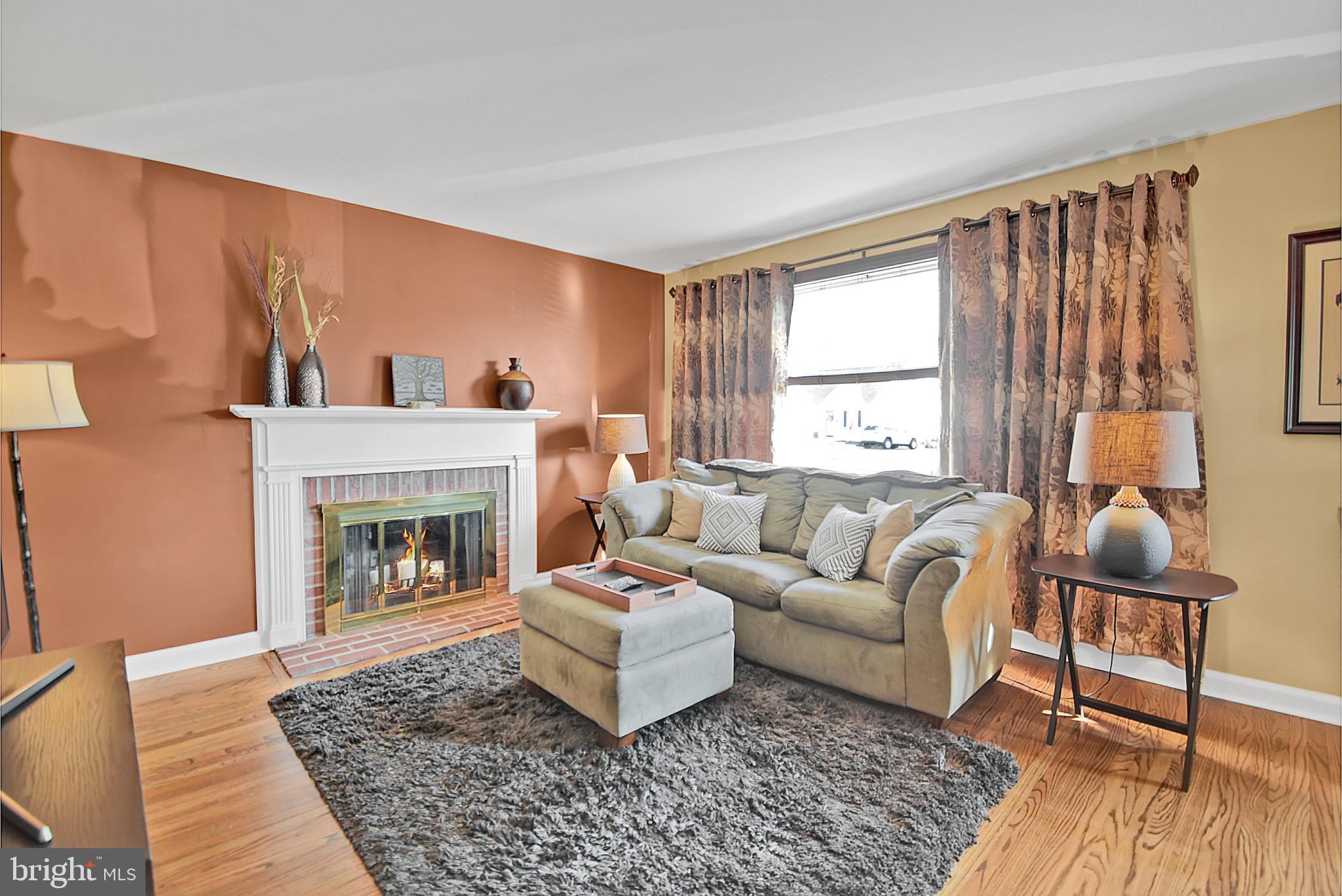 18 South Malin Road Broomall, PA 19008 - Photo 4 of 25 Living room
