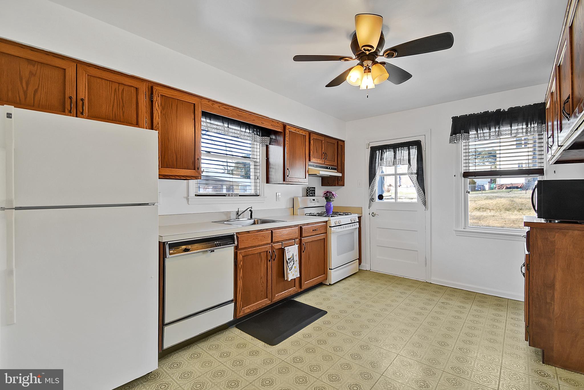 18 South Malin Road Broomall, PA 19008 - Photo 7 of 25 Kitchen