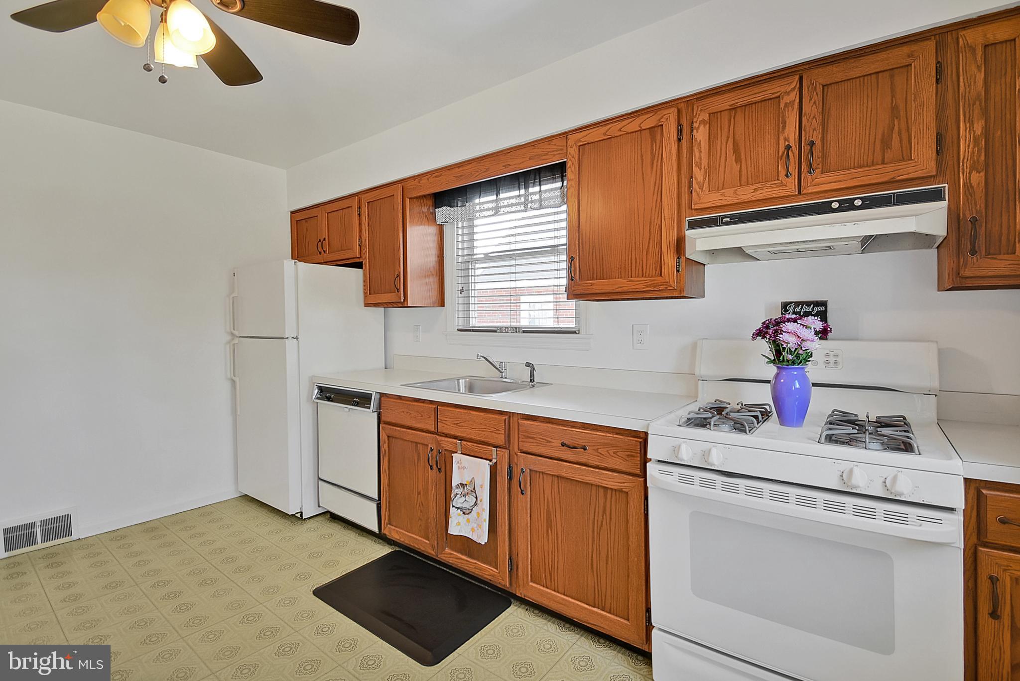 18 South Malin Road Broomall, PA 19008 - Photo 8 of 25 Kitchen