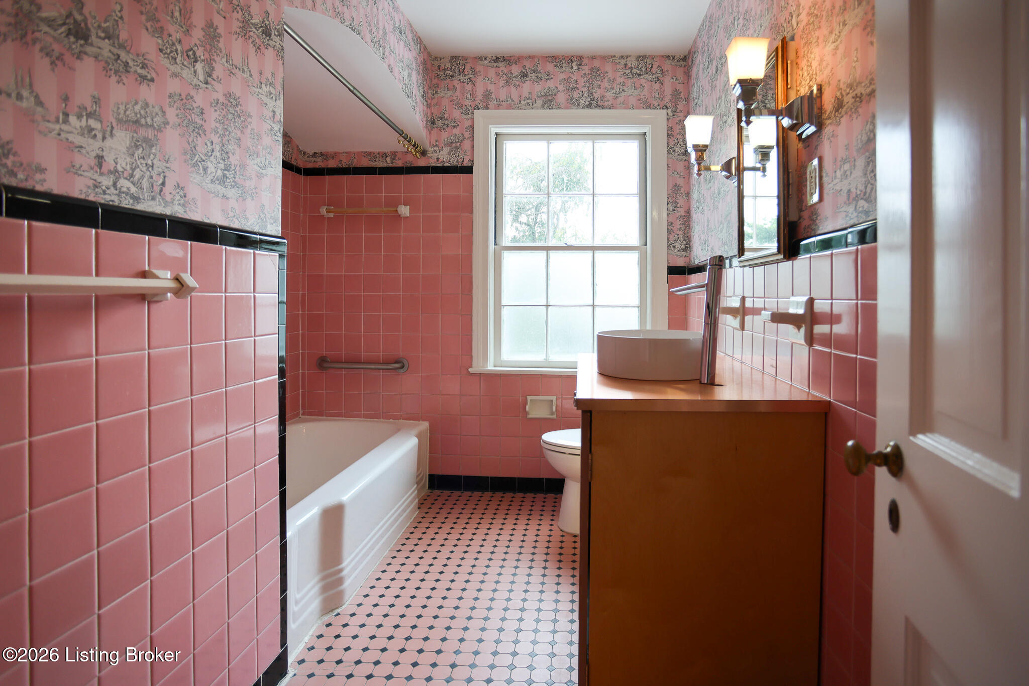 602 Sunset Road Louisville, KY 40206 - Photo 41 of 52 2nd Floor Bath