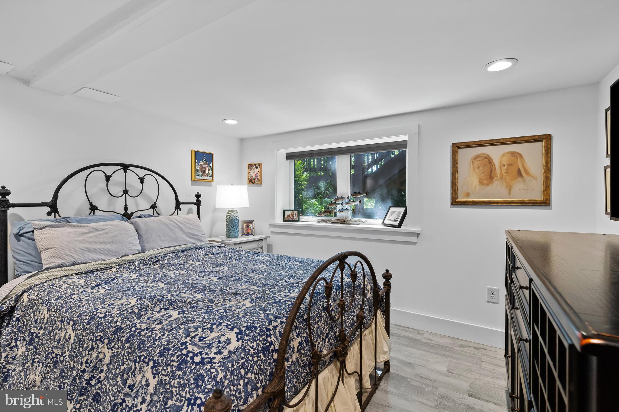 1428 Ravine Way Arnold, MD 21012 - Photo 20 of 43 a view of a livingroom with furniture and hardwood floor