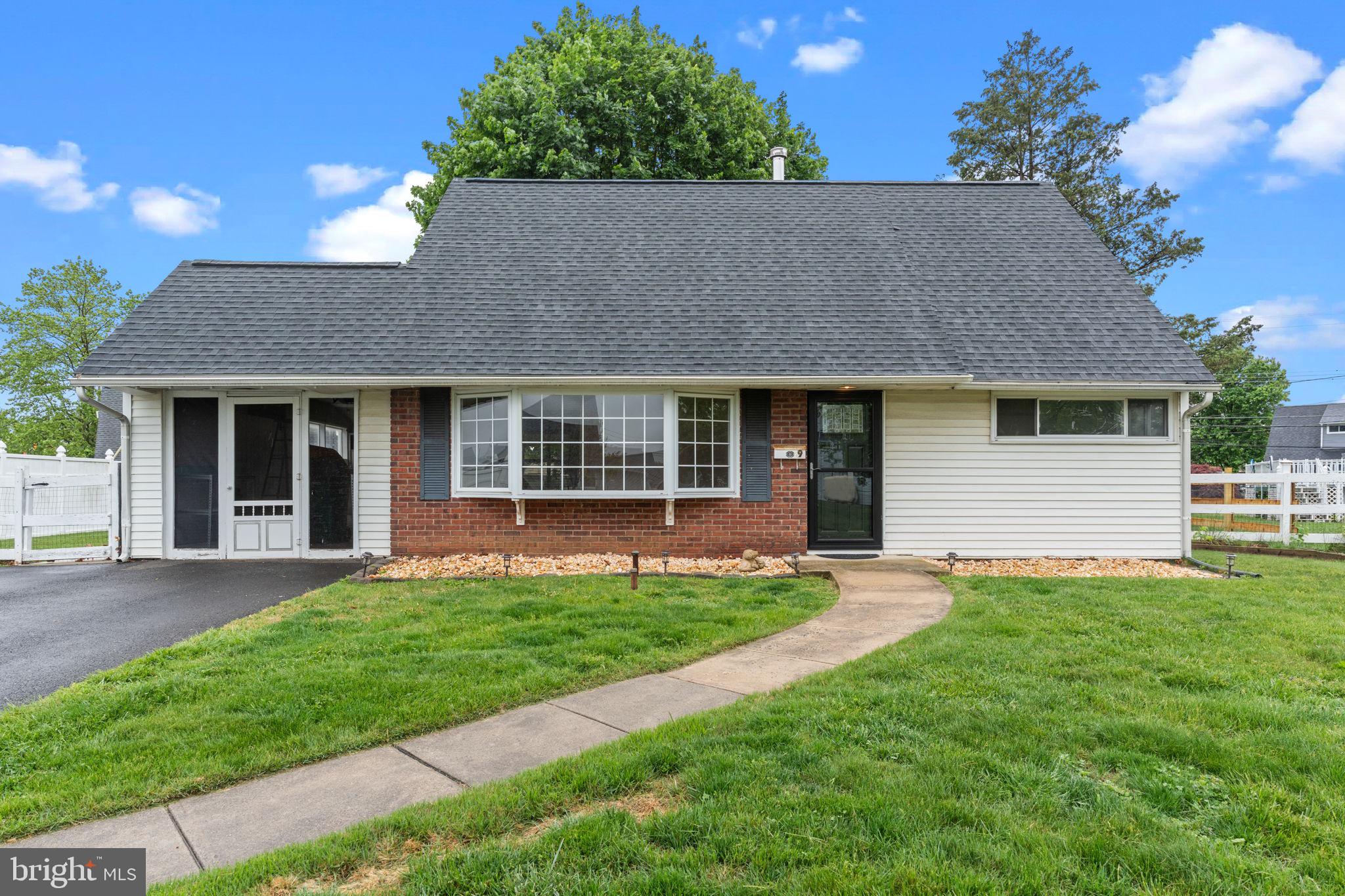 9 Queens Bridge Road Levittown, PA 19057 - Photo 2 of 26 Gallery Image 2