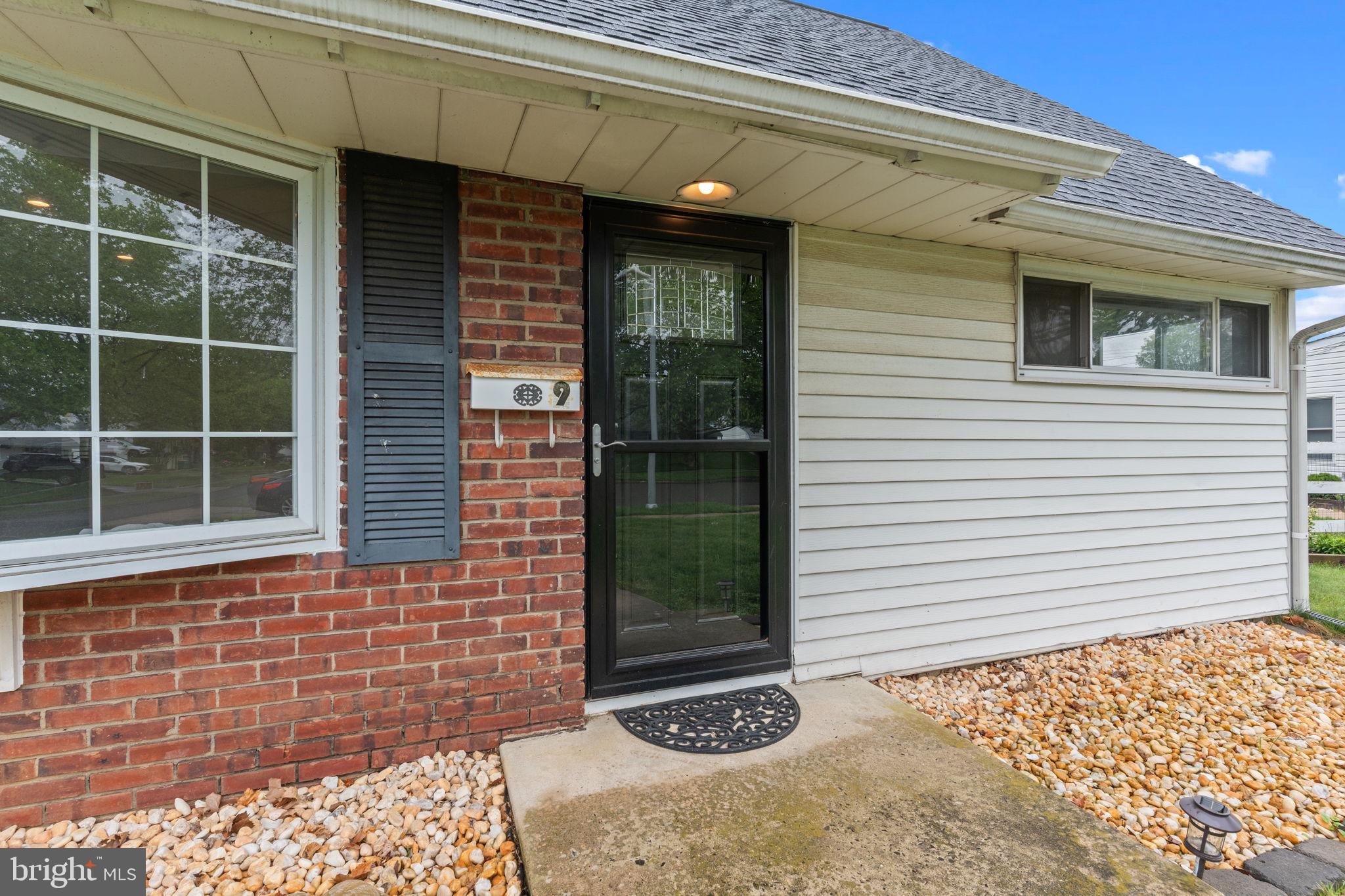 9 Queens Bridge Road Levittown, PA 19057 - Photo 3 of 26 Gallery Image 3