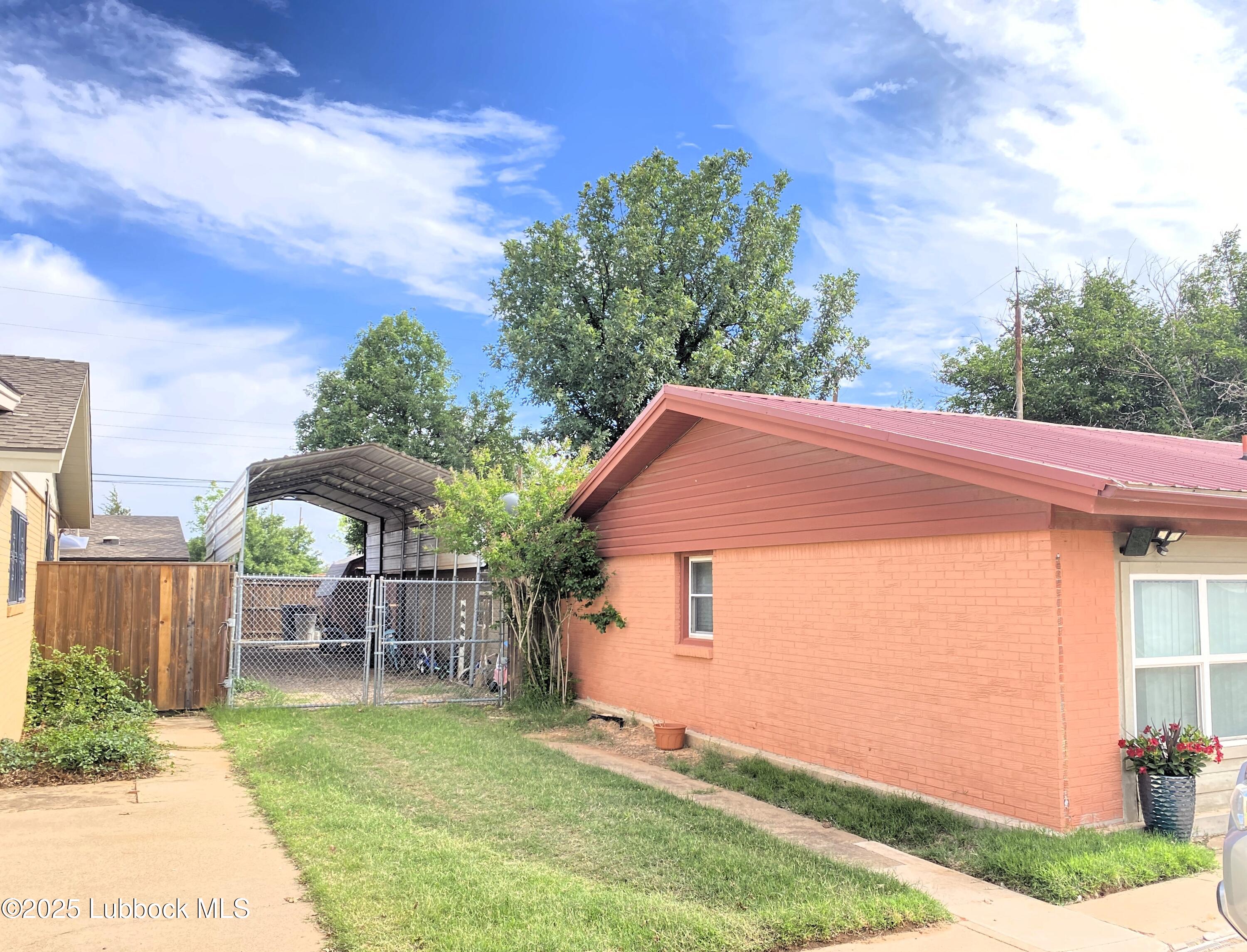 1006 West 11th Street Post, TX 79356 - Photo 3 of 39 a backyard of a house with table and chairs