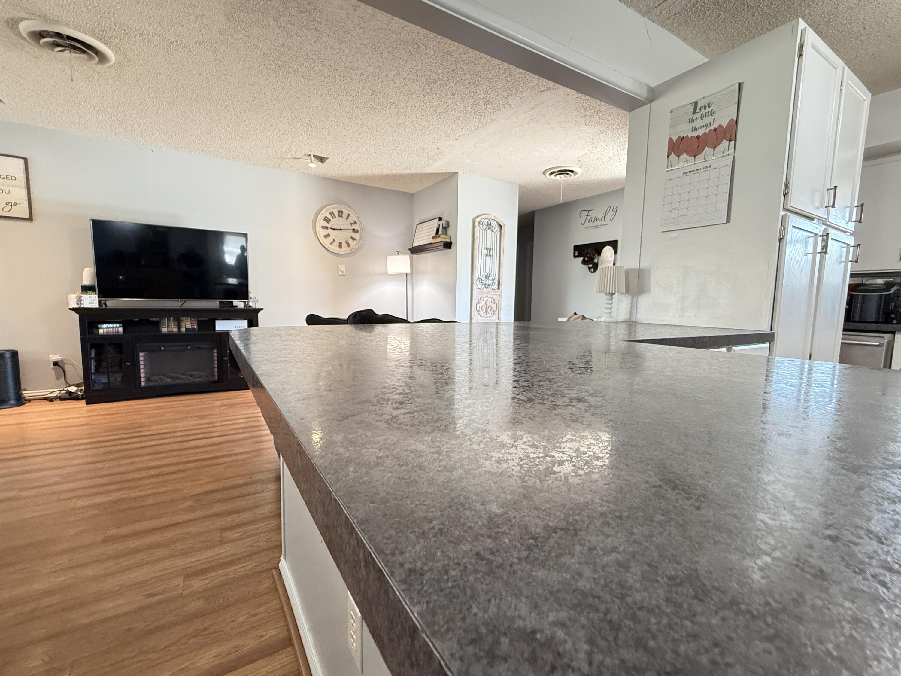 1006 West 11th Street Post, TX 79356 - Photo 9 of 39 a view of a living room