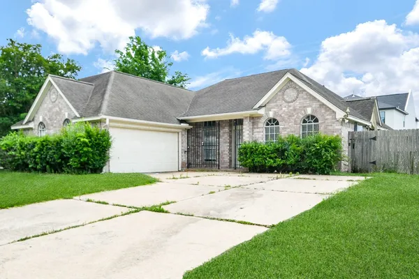 a view of an house with backyard and garden