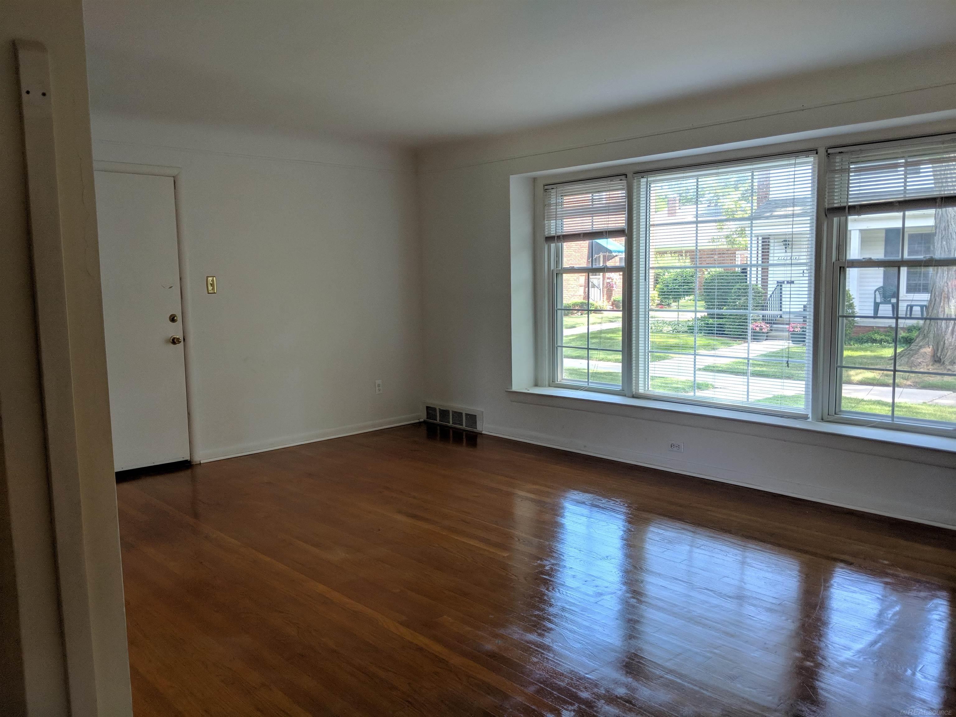 644 Cadieux Road Grosse Pointe, MI 48230 - Photo 5 of 22 50121616-4.JPG