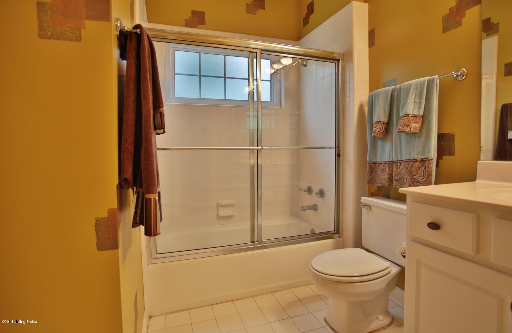 5600 Harrods Run Road Prospect, KY 40059 - Photo 14 of 35 Guest Bathroom