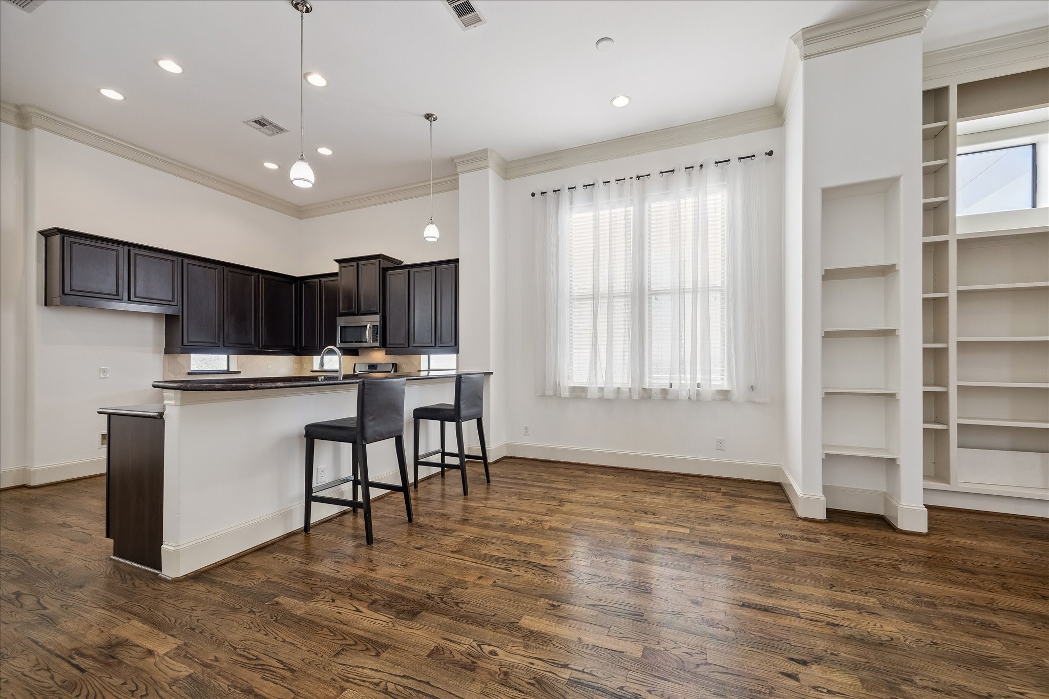 1407 Shearn Street Houston, TX 77007 - Photo 10 of 35 Breakfast bar just between the dining area and kitchen.