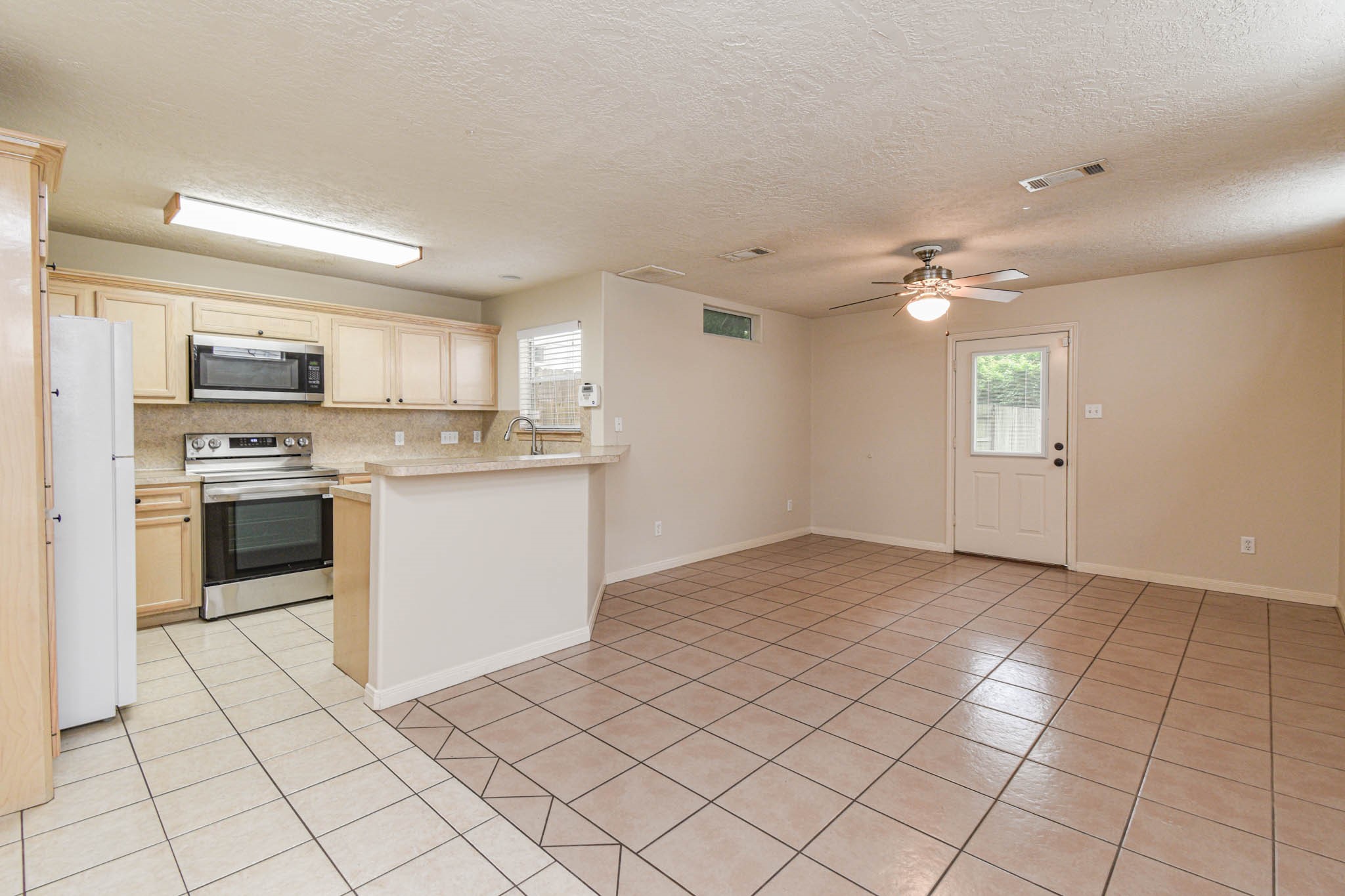 213 Foster Street Tomball, TX 77375 - Photo 2 of 22