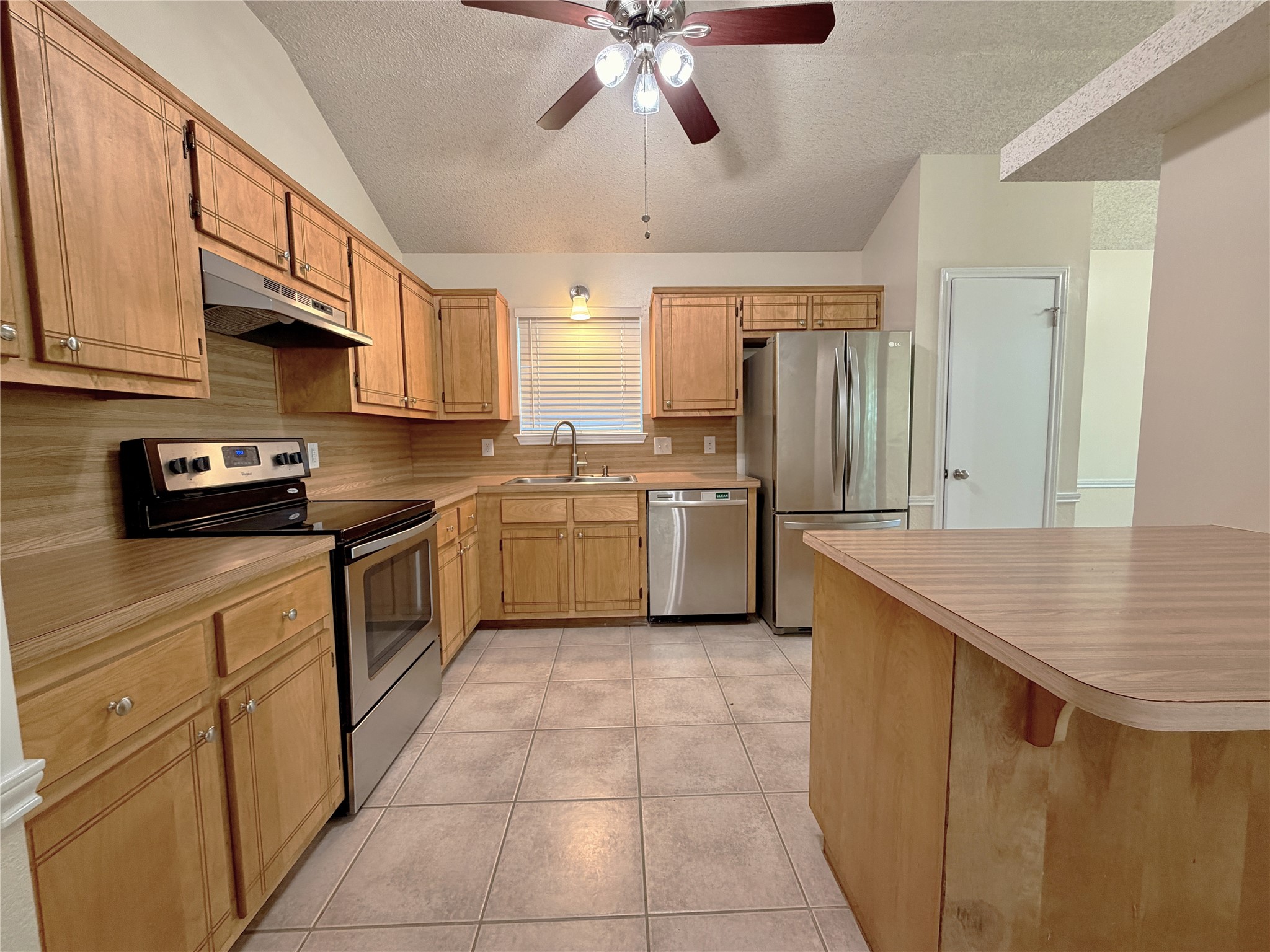 505 Robertstown Road Copperas Cove, TX 76522 - Photo 3 of 24 A large kitchen with beautiful honey oak cabinets