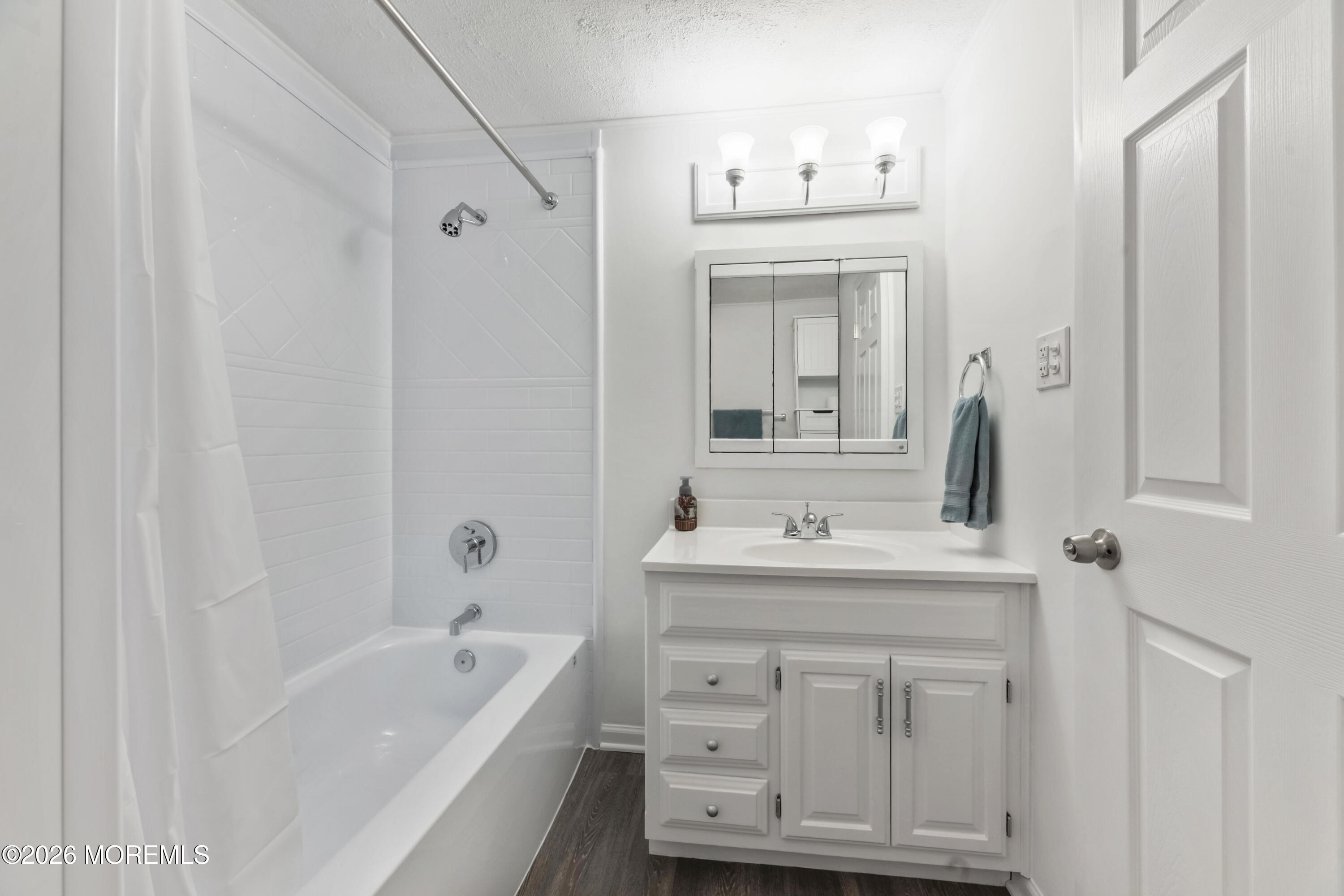 83 Chesterfield Jacobstown Road Wrightstown, NJ 08562 - Photo 19 of 52 a bathroom with a sink a vanity and a bathtub