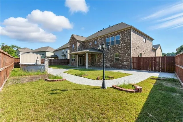 a view of an house with backyard and swimming pool