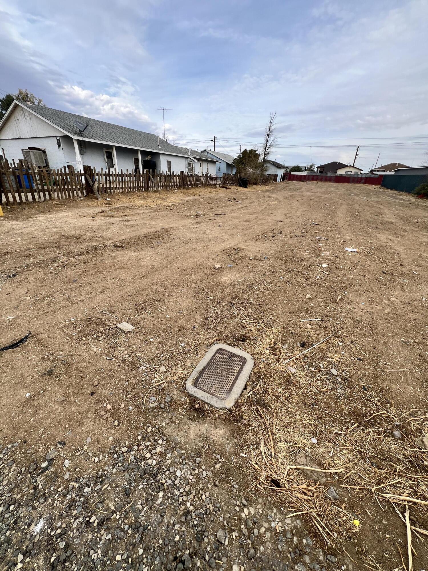 H Street Mojave, CA 93501 - Photo 7 of 11 a view of an ocean & house