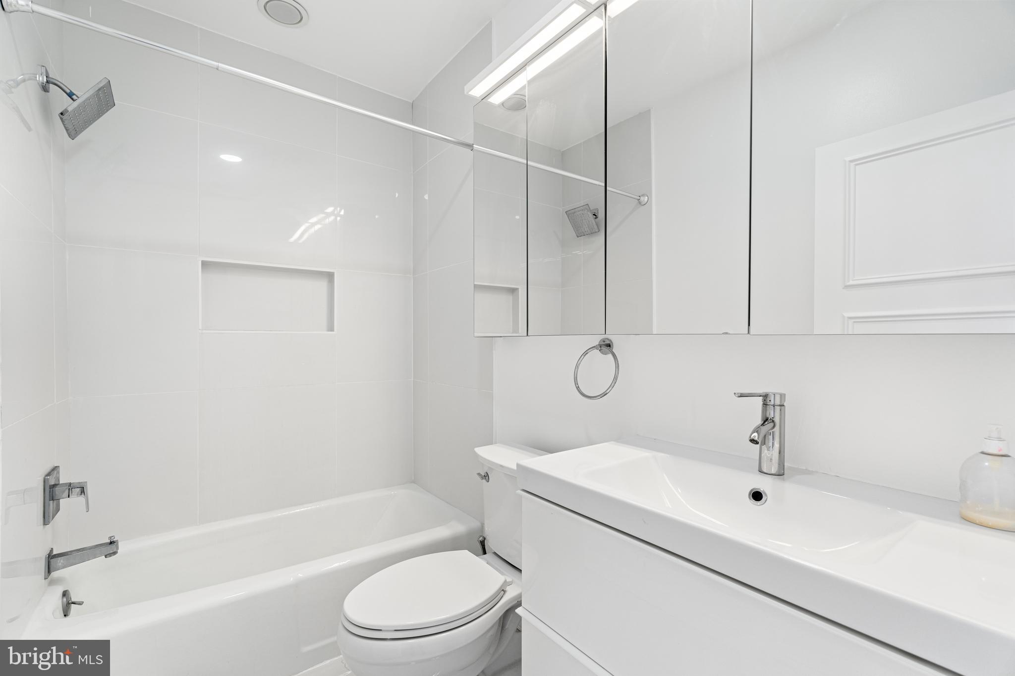3299 K Street Northwest, Unit 704 Washington, DC 20007 - Photo 25 of 34 Second bathroom