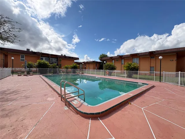 $2,150 | 9453 Southwest 76th Street, Unit S7, Miami, FL 33173