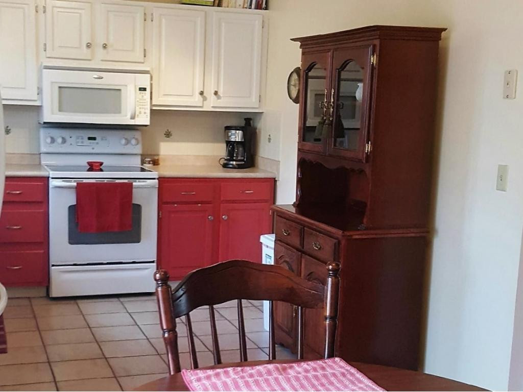 2810 Big Ridge Road Johnson City, TN 37601 - Photo 3 of 24 Modern Updated Kitchen