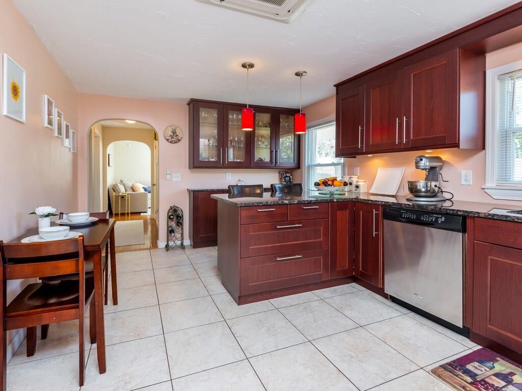 21 Thornton Road Worcester, MA 01606 - Photo 3 of 32 Gallery Image 3