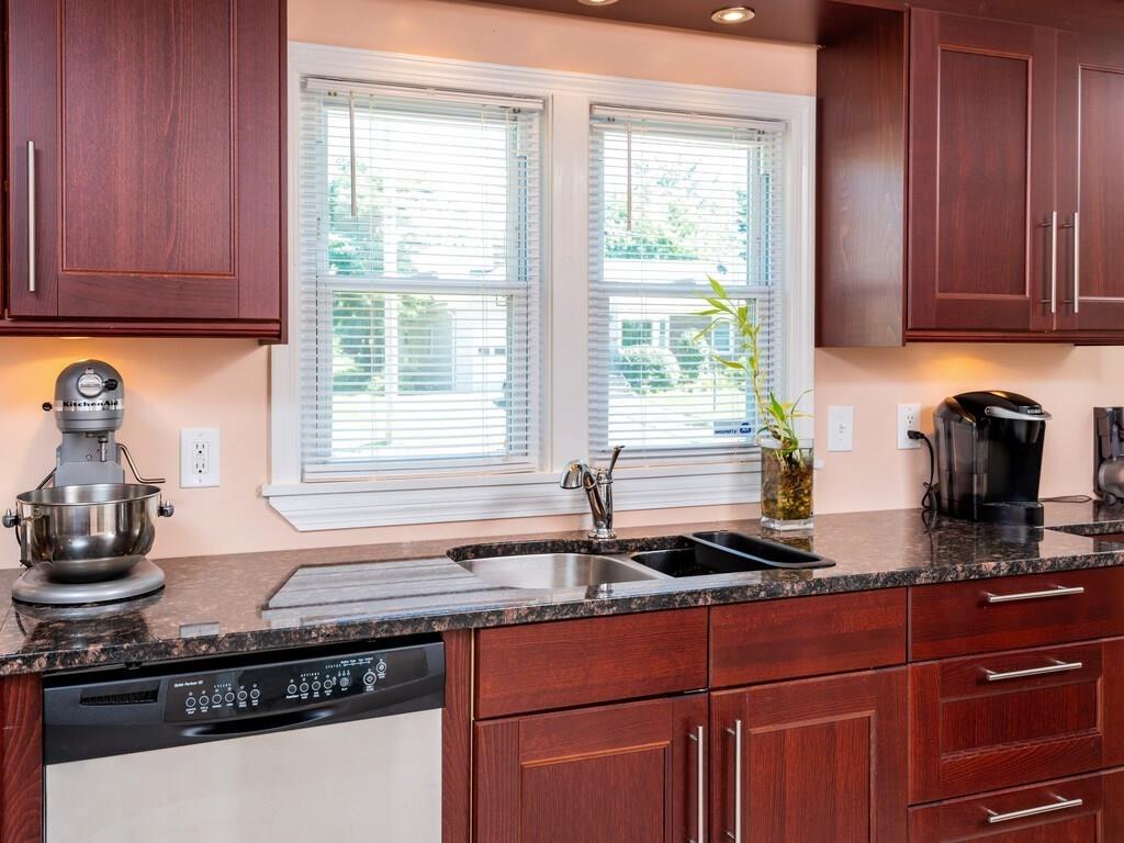 21 Thornton Road Worcester, MA 01606 - Photo 5 of 32 Gallery Image 5