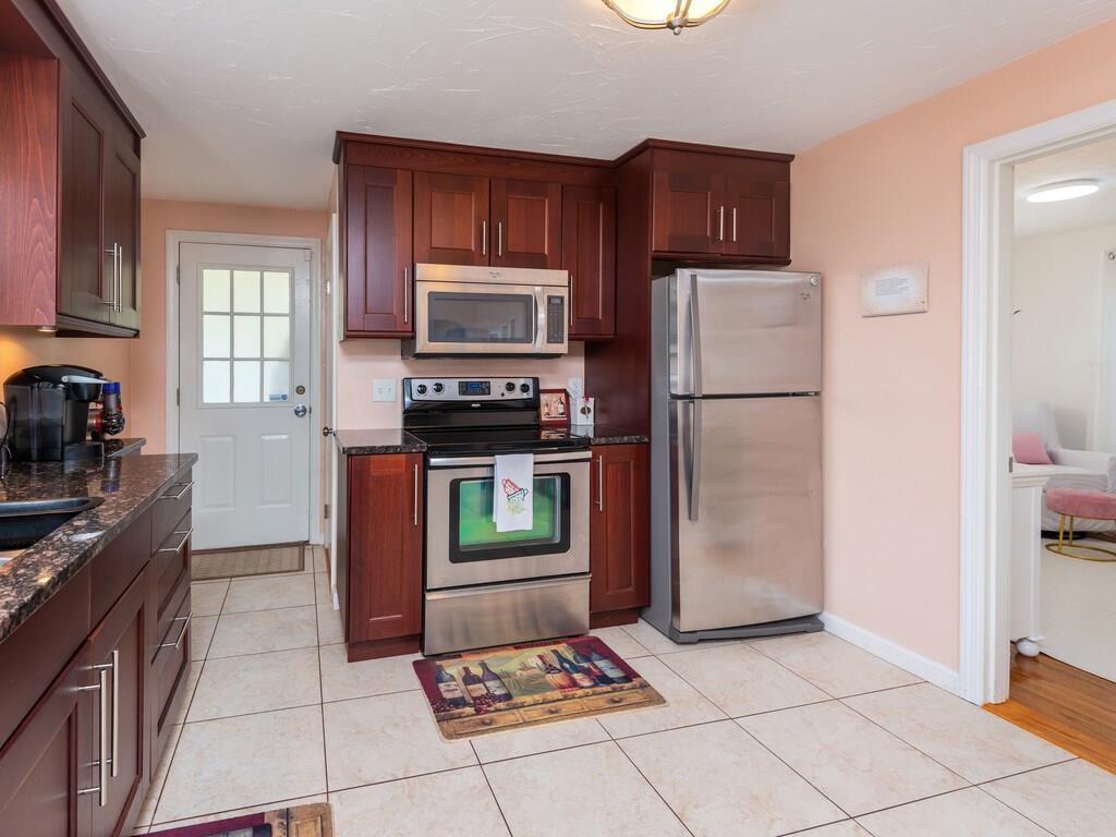 21 Thornton Road Worcester, MA 01606 - Photo 6 of 32 Gallery Image 6