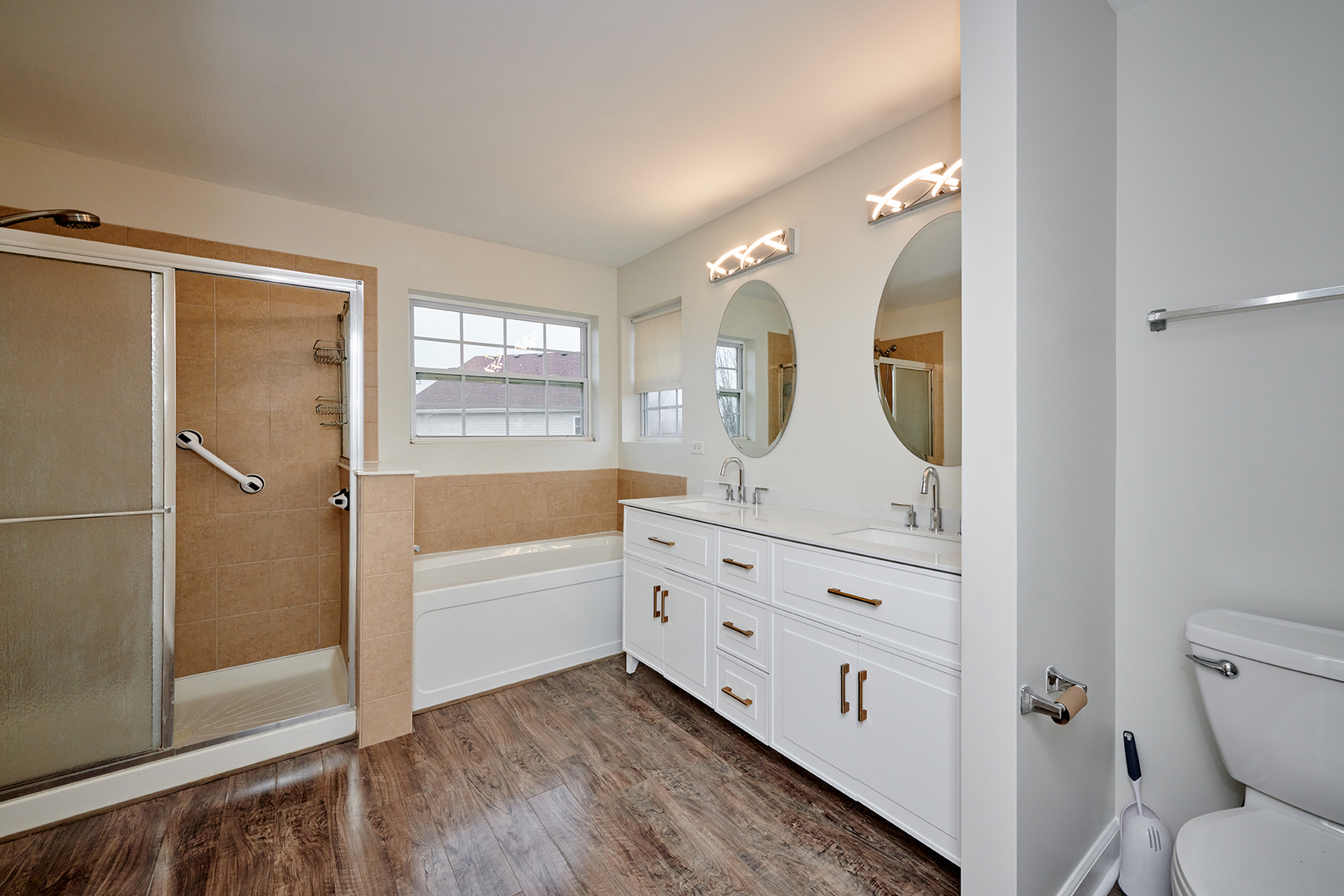 540 Wynbrooke Road Romeoville, IL 60446 - Photo 13 of 27 a bathroom with a double vanity sink toilet mirror and bathtub