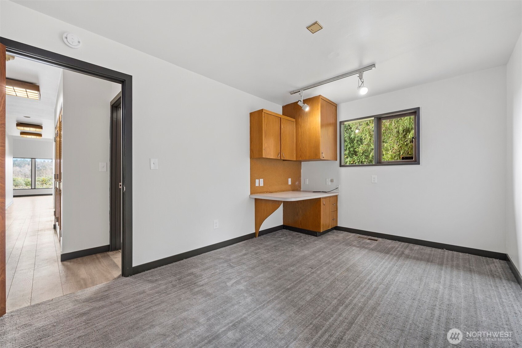18928 Bow Hill Road Burlington, WA 98233 - Photo 20 of 39 an empty room with furniture and window