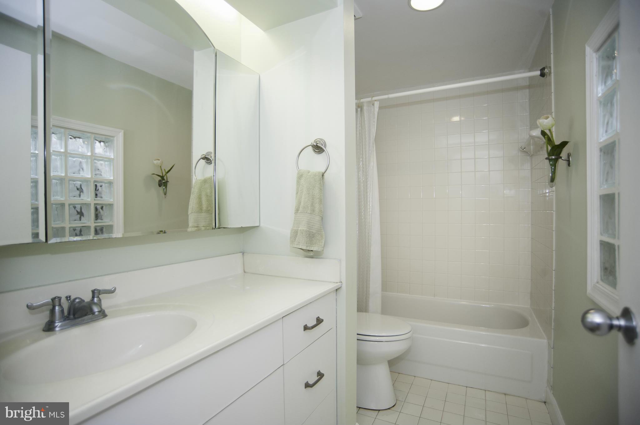1801 Calvert Street Northwest, Unit G9 Washington, DC 20009 - Photo 19 of 25 Bath (Master)