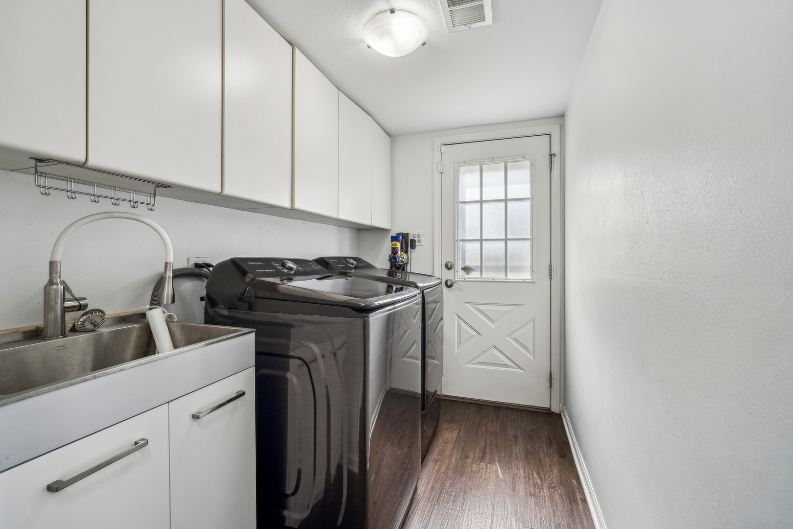 940 Sutton Drive Northbrook, IL 60062 - Photo 11 of 16 a utility room with sink dryer and washer