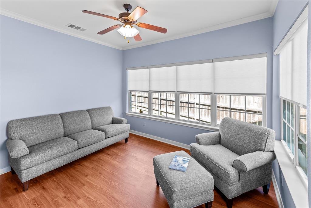 32 North Shore Circle Waco, TX 76708 - Photo 23 of 26 a living room with furniture and a large window