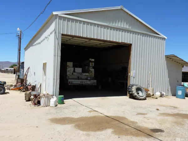 a view of a back yard