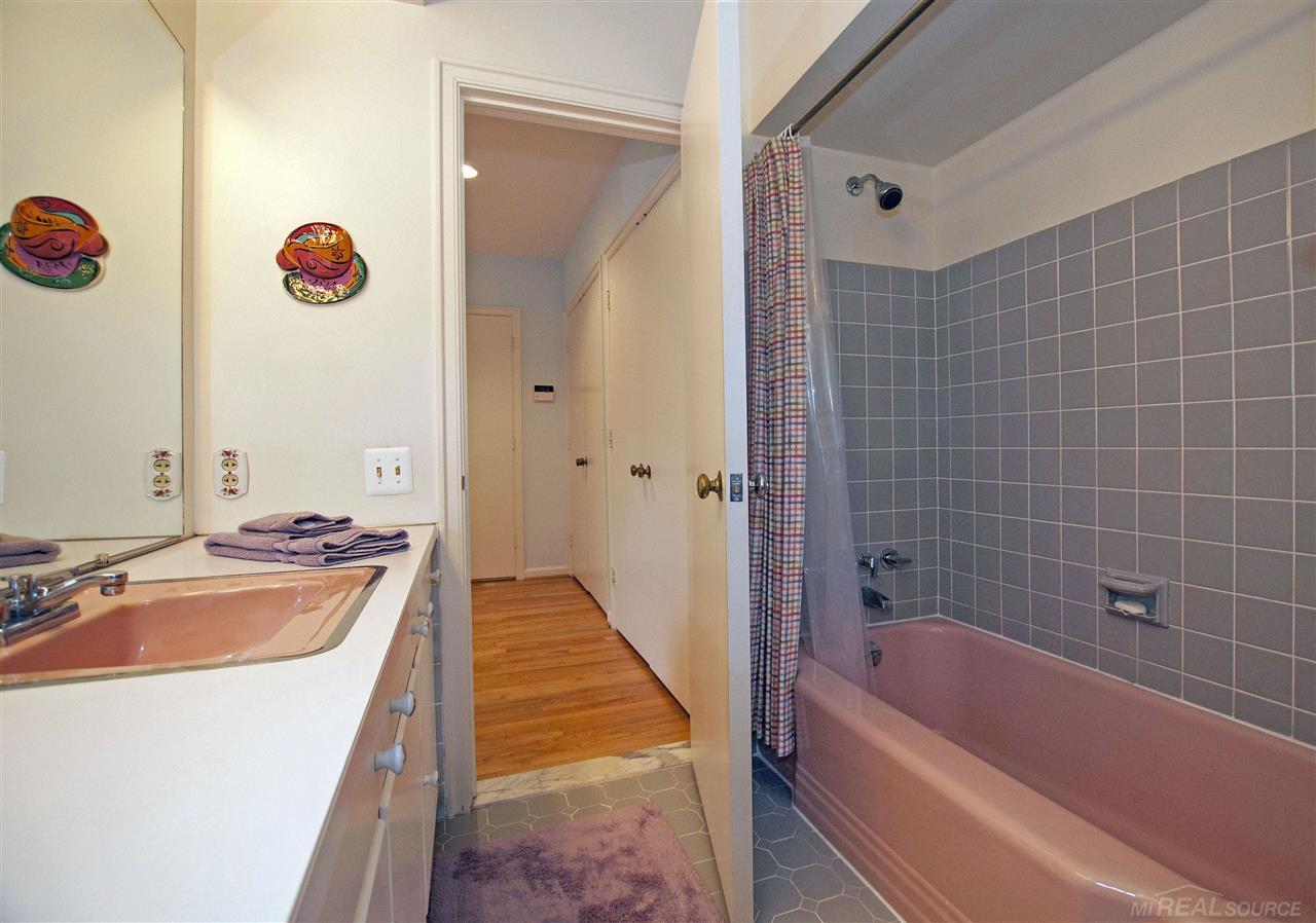 61 North Deeplands Road Grosse Pointe, MI 48236 - Photo 37 of 52 31292901-36.JPG
