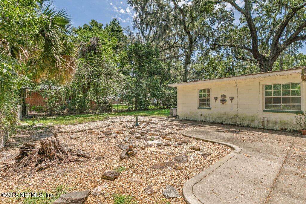 1445 Somerville Road Jacksonville, FL 32207 - Photo 43 of 49 a backyard of a house with large trees